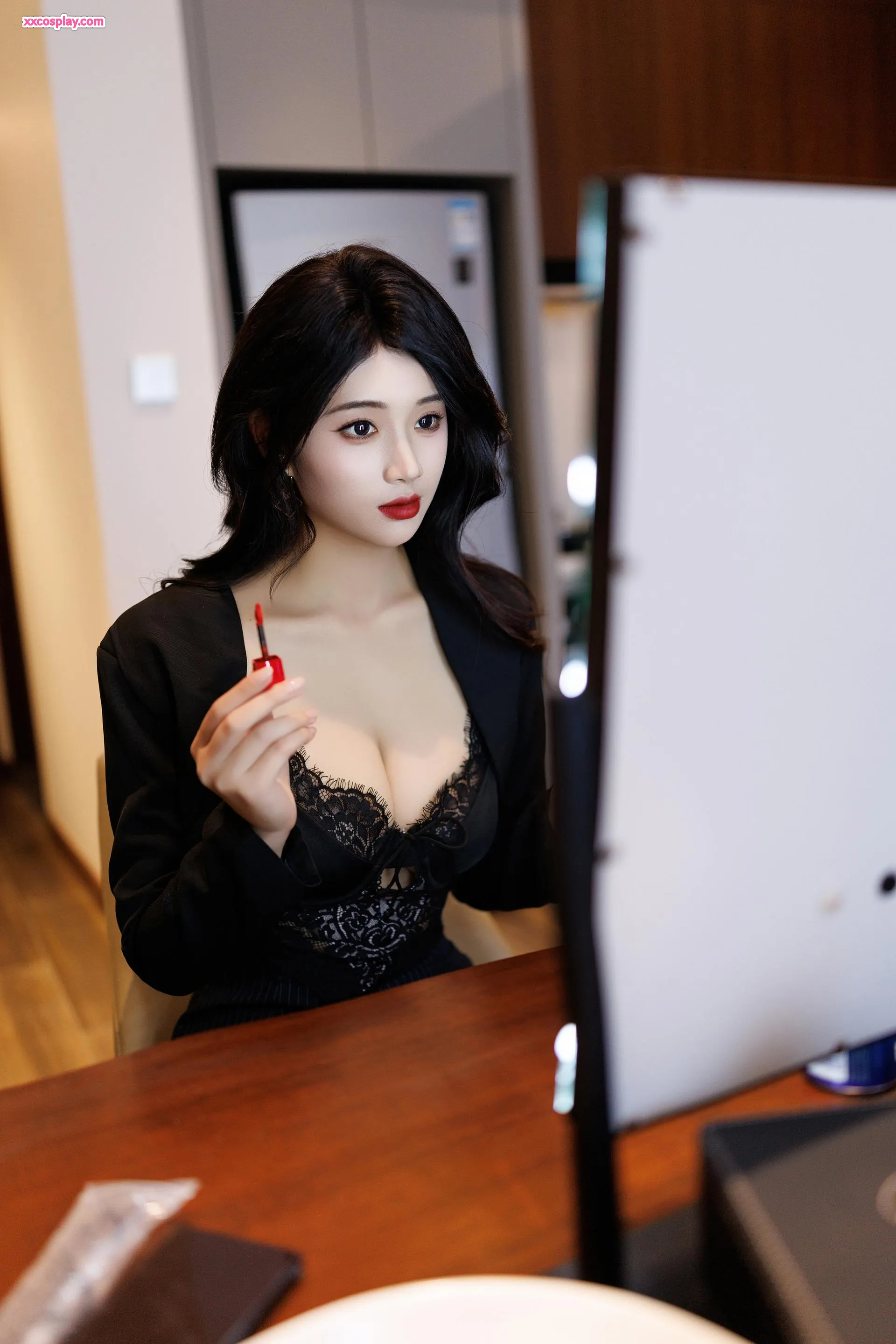 Nan Qiao - Seductive Mature Office Lady